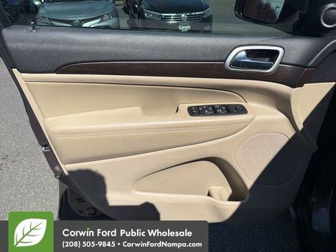 Used 2018 Jeep Grand Cherokee Laredo RWD image 13