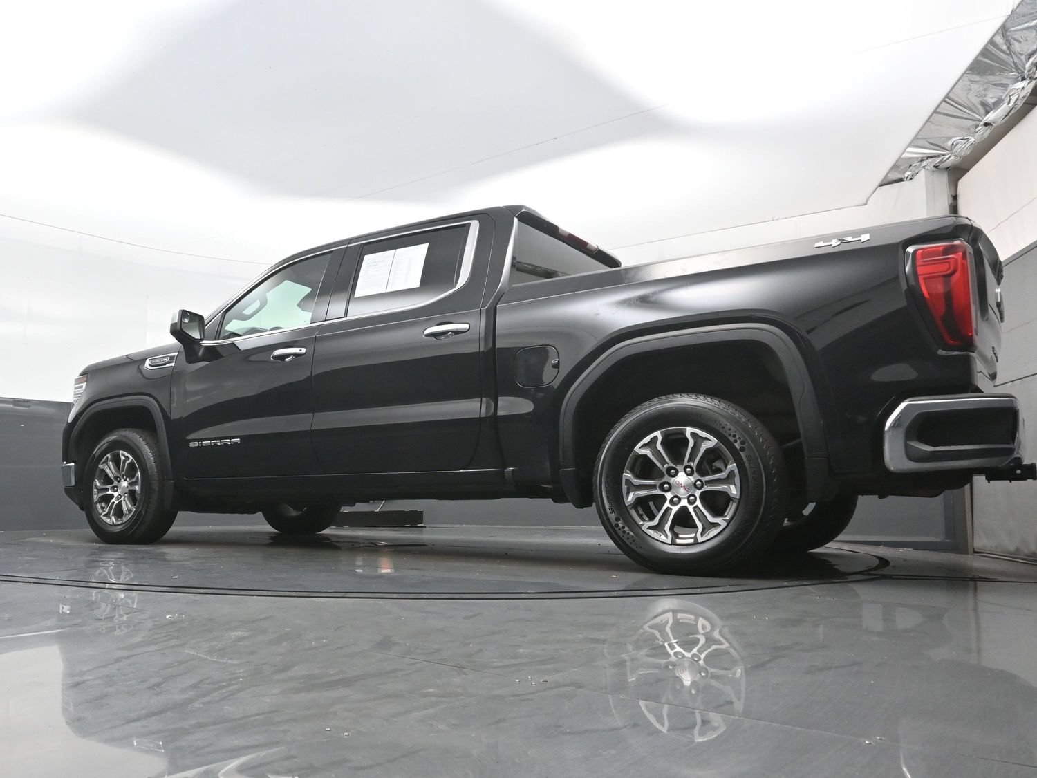 Used 2025 GMC Sierra 1500 SLT AWD/4WD image 28