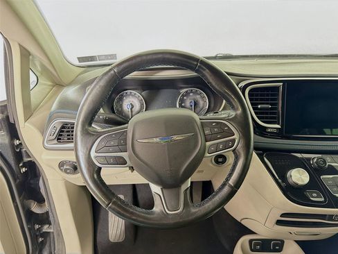 Used 2021 Chrysler Pacifica Touring-L FWD image 12