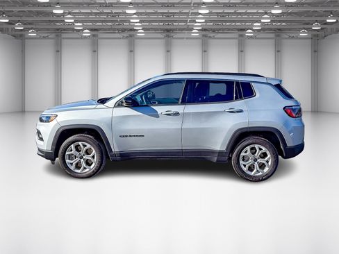 Used 2025 Jeep Compass Latitude image 2