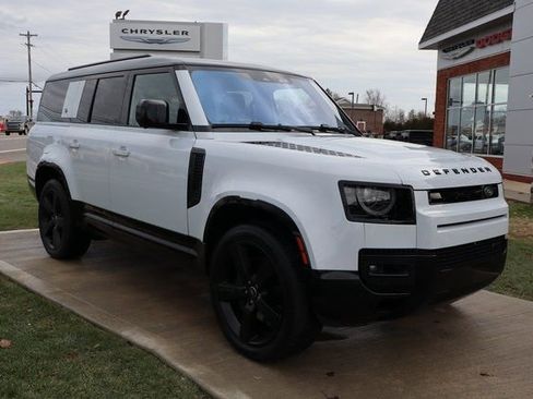 Used 2023 Land Rover Defender 130 X-Dynamic SE image 3