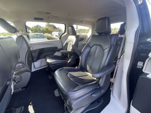 Used 2023 Chrysler Pacifica Touring-L FWD image 12