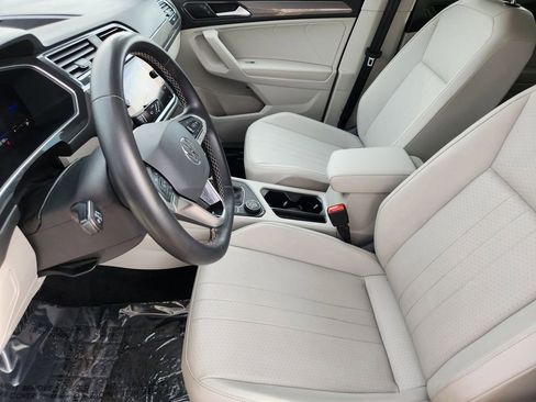 Used 2022 Volkswagen Tiguan SE image 3