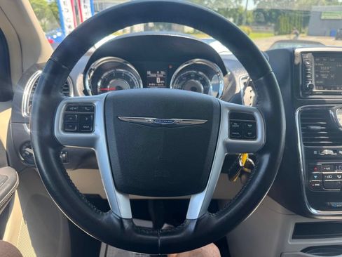 Used 2014 Chrysler Town & Country Touring FWD image 35