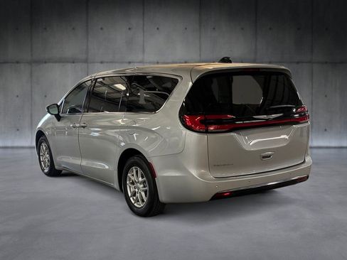 Used 2024 Chrysler Pacifica Touring-L FWD image 3