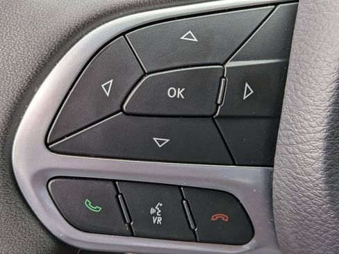 Used 2025 Chrysler Pacifica Select image 25