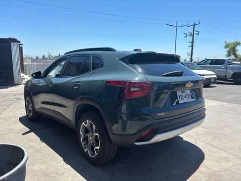 Used 2025 Chevrolet Trax LT FWD image 3
