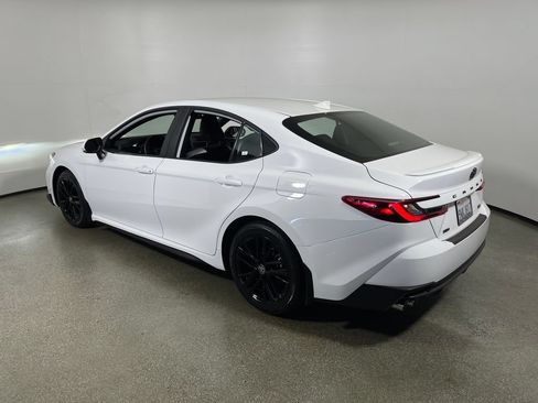 Used 2026 Toyota Camry SE FWD image 5