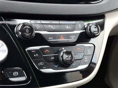 Used 2024 Chrysler Pacifica Touring-L image 16