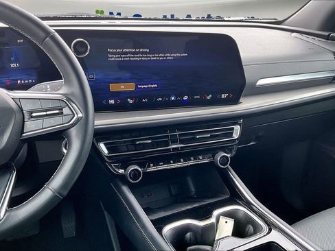 Used 2025 Chevrolet Traverse LT image 11