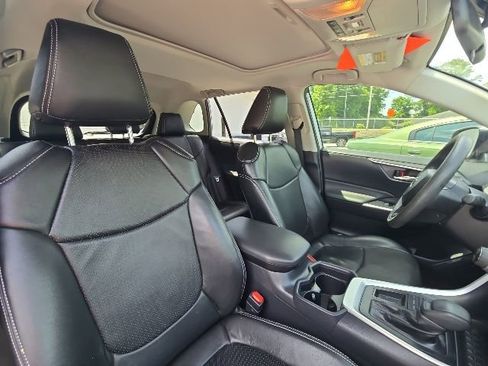 Used 2019 Toyota RAV4 XLE w/ Convenience Package FWD image 20
