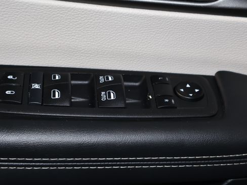 Used 2024 Chrysler Pacifica Touring-L image 33