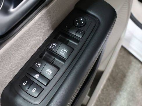 Used 2023 Chrysler Pacifica Touring-L image 14