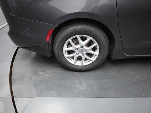 Used 2023 Chrysler Pacifica Touring-L FWD image 10