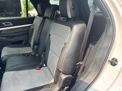 Used 2017 Ford Explorer XLT w/ Equipment Group 202A AWD/4WD image 8