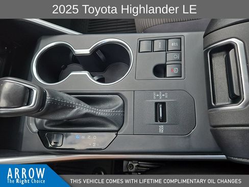 Used 2025 Toyota Highlander LE FWD image 28