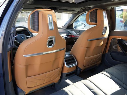 Used 2025 BMW i7 xDrive60 w/ Executive Package image 22