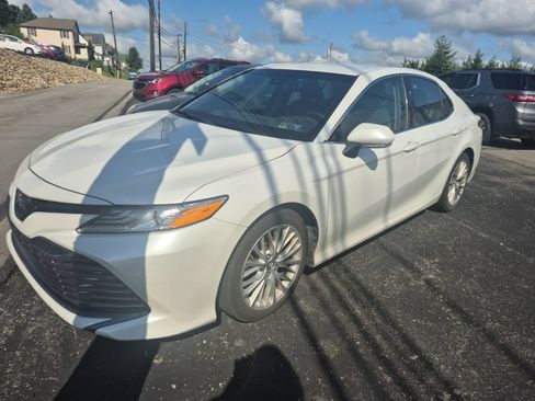 Used 2018 Toyota Camry XLE FWD image 3