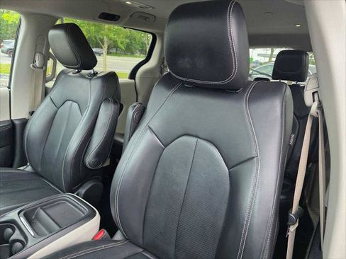 Used 2020 Chrysler Voyager Lxi FWD image 20