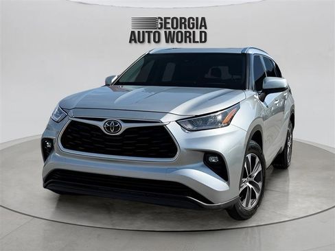 Used 2020 Toyota Highlander XLE image 3