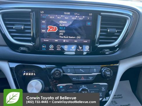Used 2018 Chrysler Pacifica Touring-L w/ Tire & Wheel Group FWD image 12