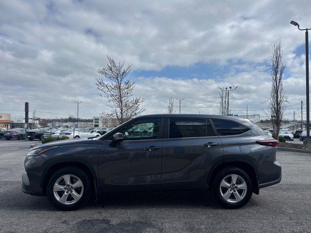 Used 2024 Toyota Highlander LE AWD/4WD image 15