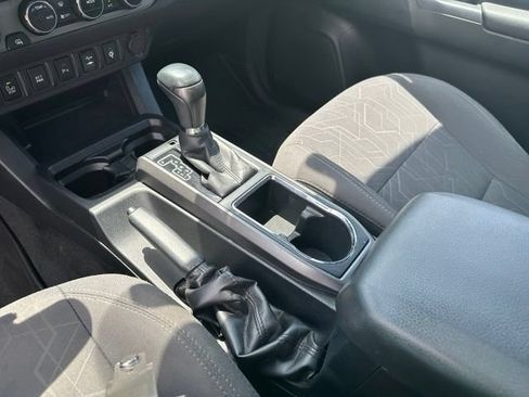 Used 2017 Toyota Tacoma TRD Sport w/ Premium & Technology Package AWD/4WD image 32