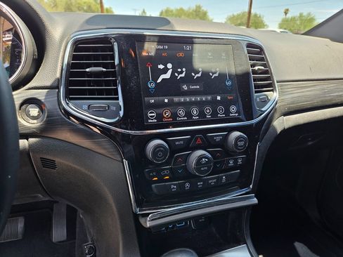 Used 2020 Jeep Grand Cherokee Altitude RWD image 12