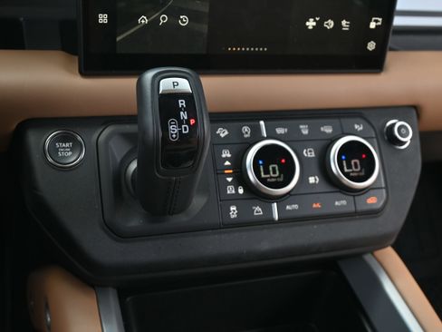 Used 2025 Land Rover Defender 110 V8 AWD/4WD image 16