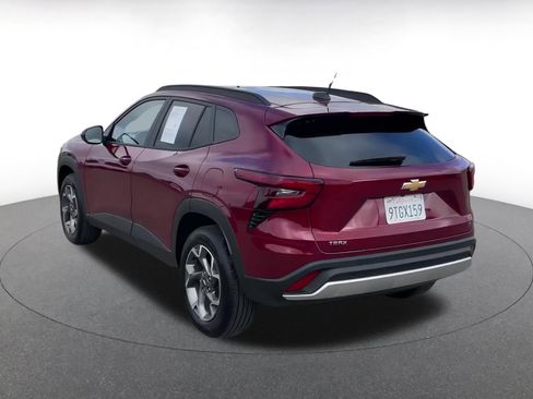 Used 2025 Chevrolet Trax LT w/ LT Convenience Package image 11