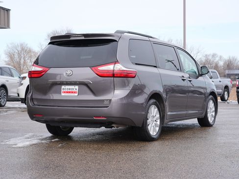 Used 2016 Toyota Sienna XLE image 3