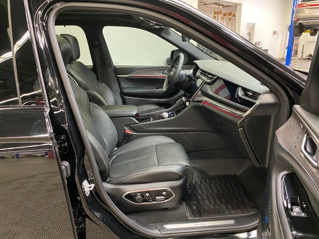 Used 2023 Jeep Grand Cherokee Overland w/ Luxury Tech Group IV AWD/4WD image 13