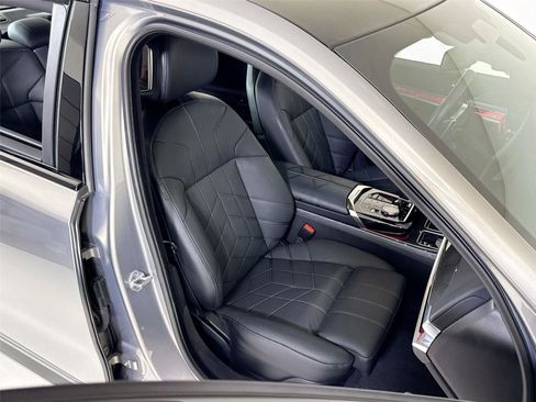 Used 2023 BMW 760i xDrive image 33