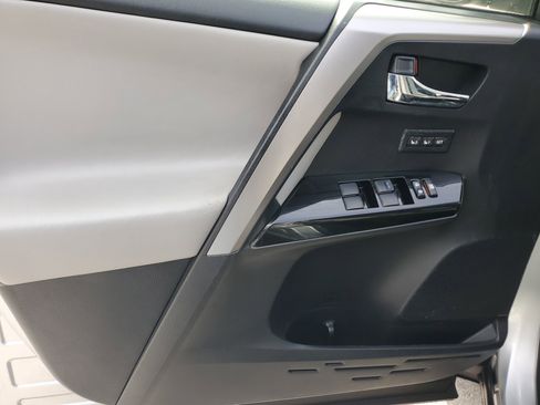 Used 2018 Toyota RAV4 Limited image 22