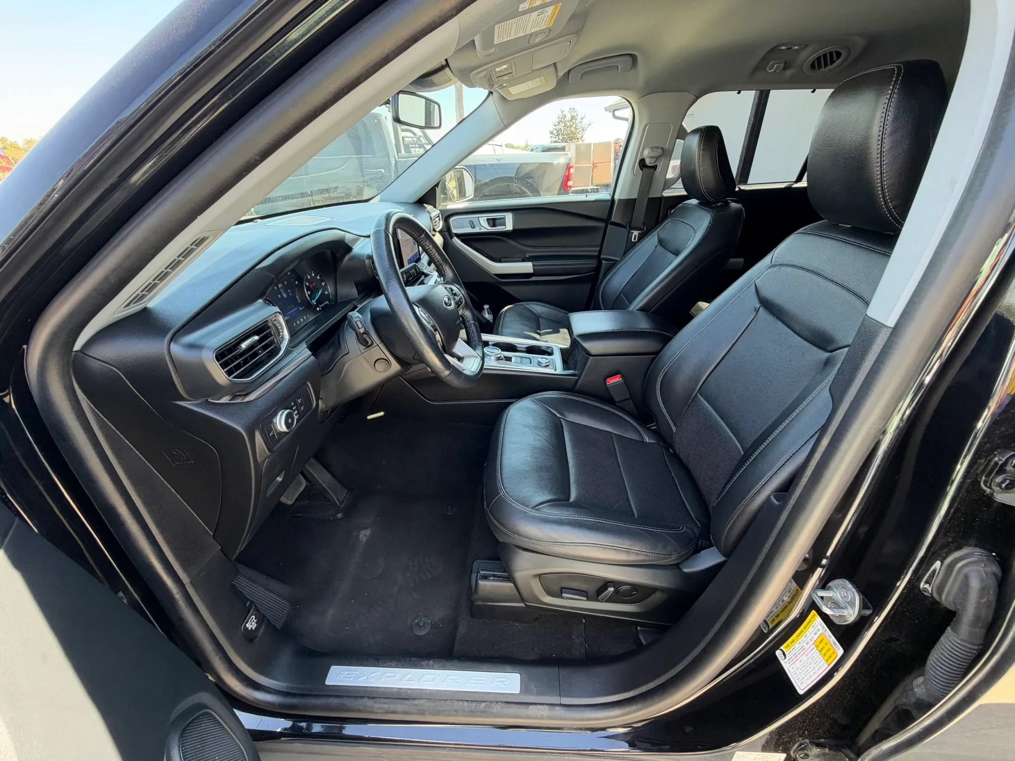 Used 2022 Ford Explorer Limited w/ Equipment Group 301A AWD/4WD image 40