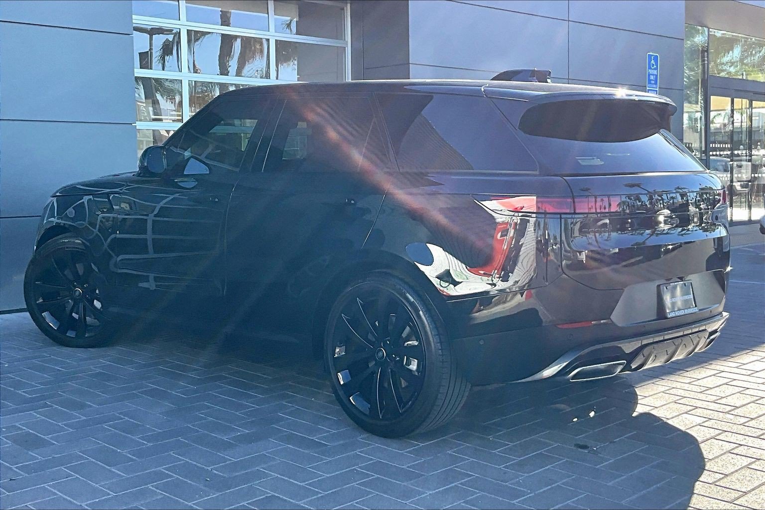 Used 2025 Land Rover Range Rover Sport SE AWD/4WD image 12