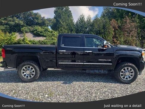 Used 2018 GMC Sierra 2500 Denali w/ Duramax Plus Package AWD/4WD image 6