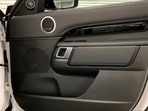 Certified 2025 Land Rover Discovery S image 27