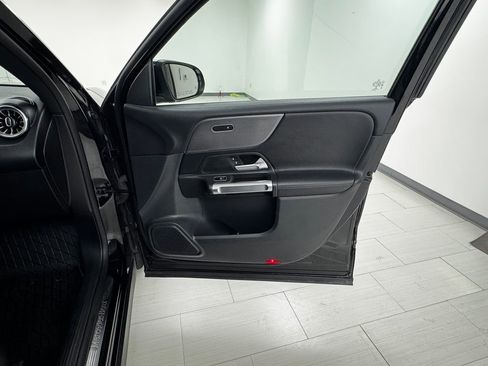 Used 2022 Mercedes-Benz GLB 250 GLB 250 w/ Premium Package Lite image 12
