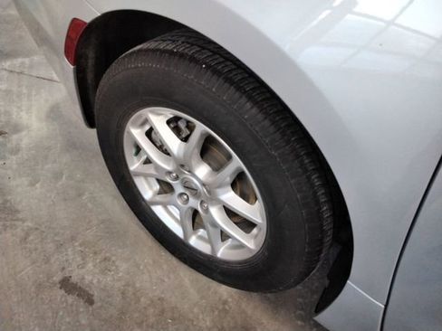 Used 2024 Chrysler Pacifica Touring-L image 18