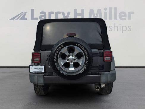 Used 2017 Jeep Wrangler Sahara w/ Connectivity Group image 4