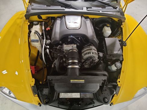 Used 2004 Chevrolet SSR w/ Preferred Equipment Group RWD image 3