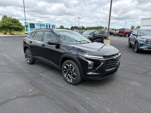 Used 2025 Chevrolet Trax RS FWD image 1