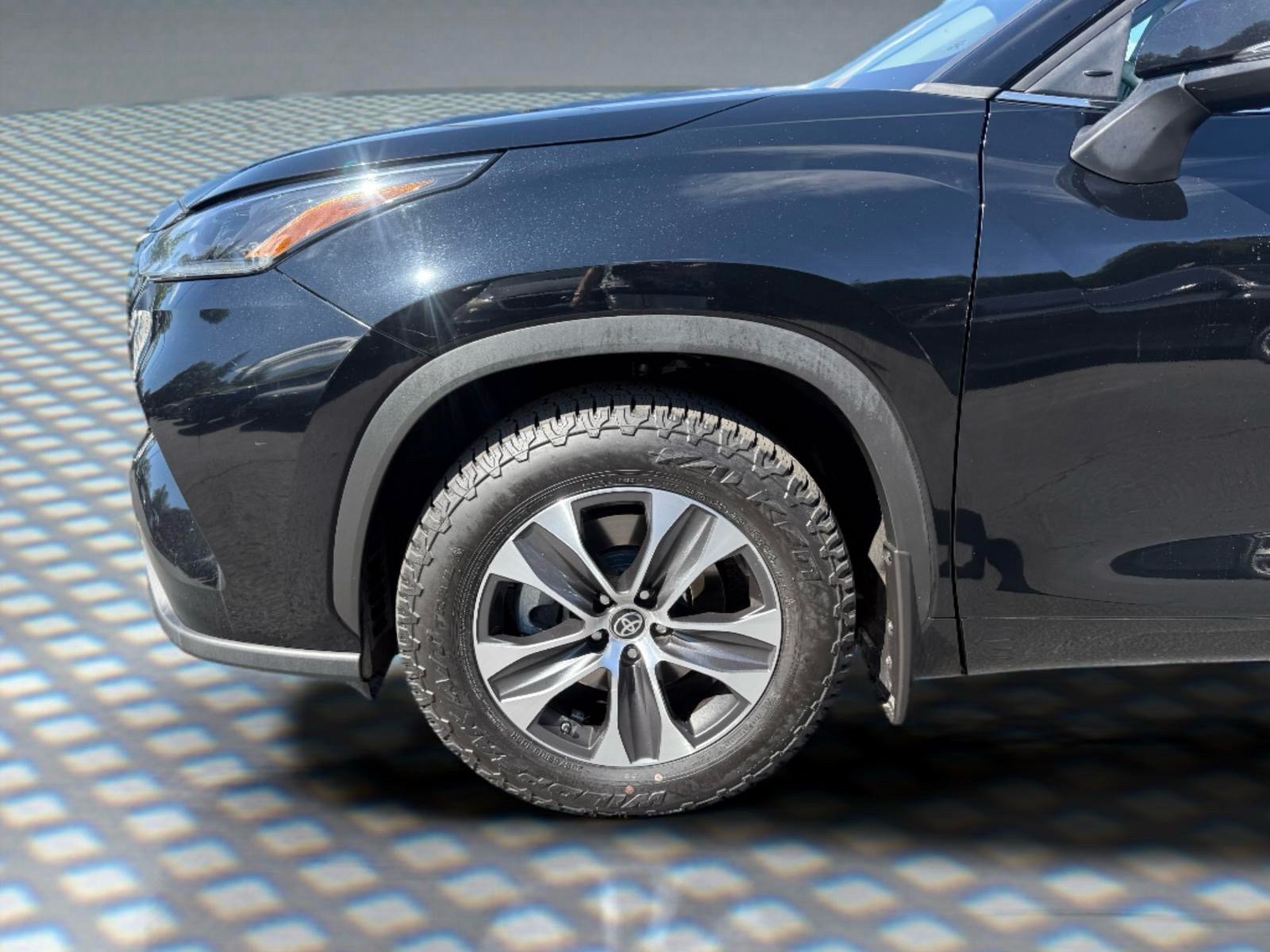 Used 2021 Toyota Highlander XLE AWD/4WD image 12