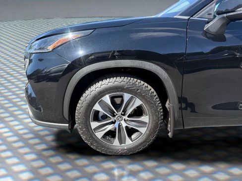 Used 2021 Toyota Highlander XLE AWD/4WD image 12