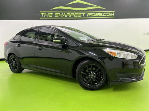 Used 2017 Ford Focus SE FWD image 1