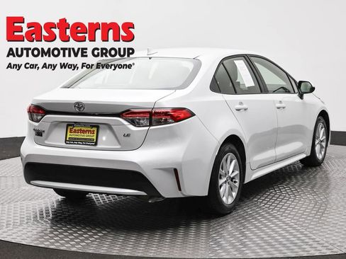 Used 2022 Toyota Corolla LE w/ LE Convenience Package FWD image 5