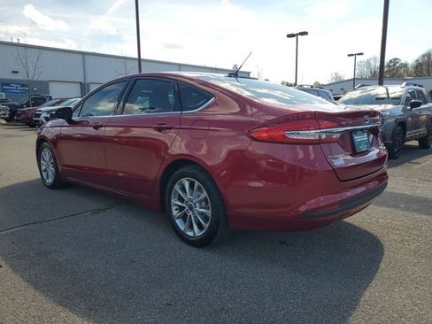 Used 2017 Ford Fusion SE w/ Fusion SE Technology Package image 4