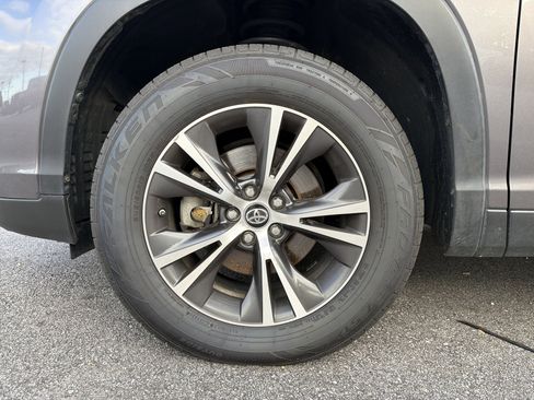 Used 2019 Toyota Highlander LE image 12