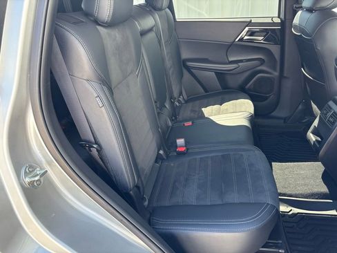 Used 2024 Mitsubishi Outlander SE image 38